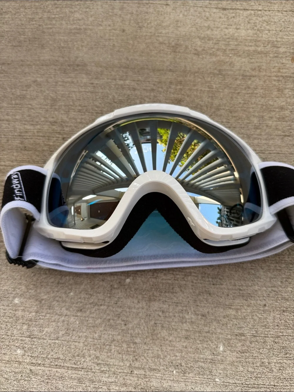 White Ski/Snowboard Goggles with Mirrored Lens